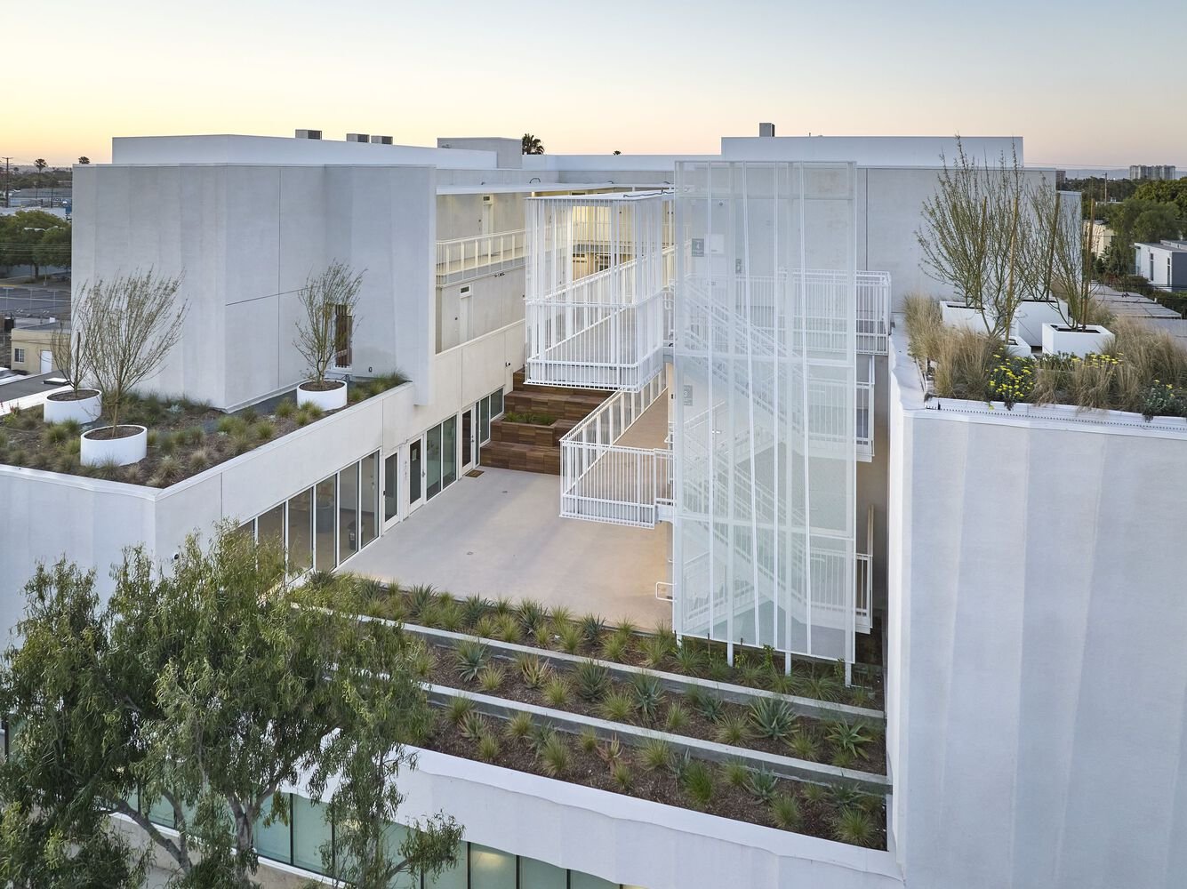 Rose Apartments ukazují, že „promyšlený design může zlepšovat životy“. (Rose Apartments v Los Angeles, Brooks & Scarpa)