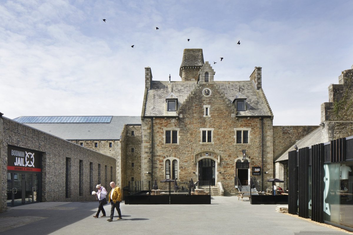 Věznice proměněná v hotel v Cornwallu od studia Twelve Architects