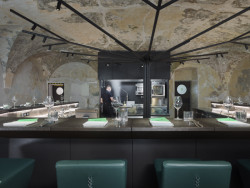 Restaurace Marie B, Olgoj Chorchoj: Klenby a zdi jsou pouze zalakovány, tak aby působily jako před rekonstrukcí