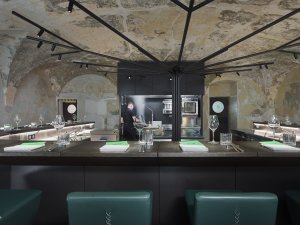Restaurace Marie B, Olgoj Chorchoj: Klenby a zdi jsou pouze zalakovány, tak aby působily jako před rekonstrukcí