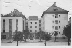 Heimhof, vídeňský bytový dům z let 1921–1934 s 246 byty bez kuchyní, kde obyvatelé sdíleli centrální kuchyň, prádelnu, jídelnu, koupelny, terasy, knihovnu i školku – příklad kolektivního bydlení z éry Rudé Vídně.
