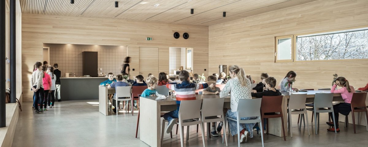 Jídelna podle návrhu Nikoly Tomkové rozšiřuje budovu základní školy ve Vyžlovce