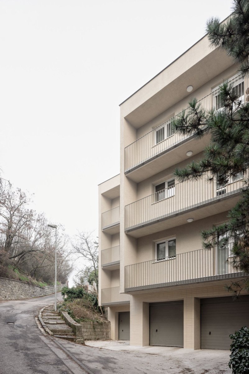 Rekonstrukce bytu a bytového domu Nový Svet, ARCHITEKTI mikulaj & mikulajová - Každý byt má minimálně dvě lodžie a garáž