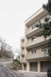 Rekonstrukce bytu a bytového domu Nový Svet, ARCHITEKTI mikulaj & mikulajová - Každý byt má minimálně dvě lodžie a garáž