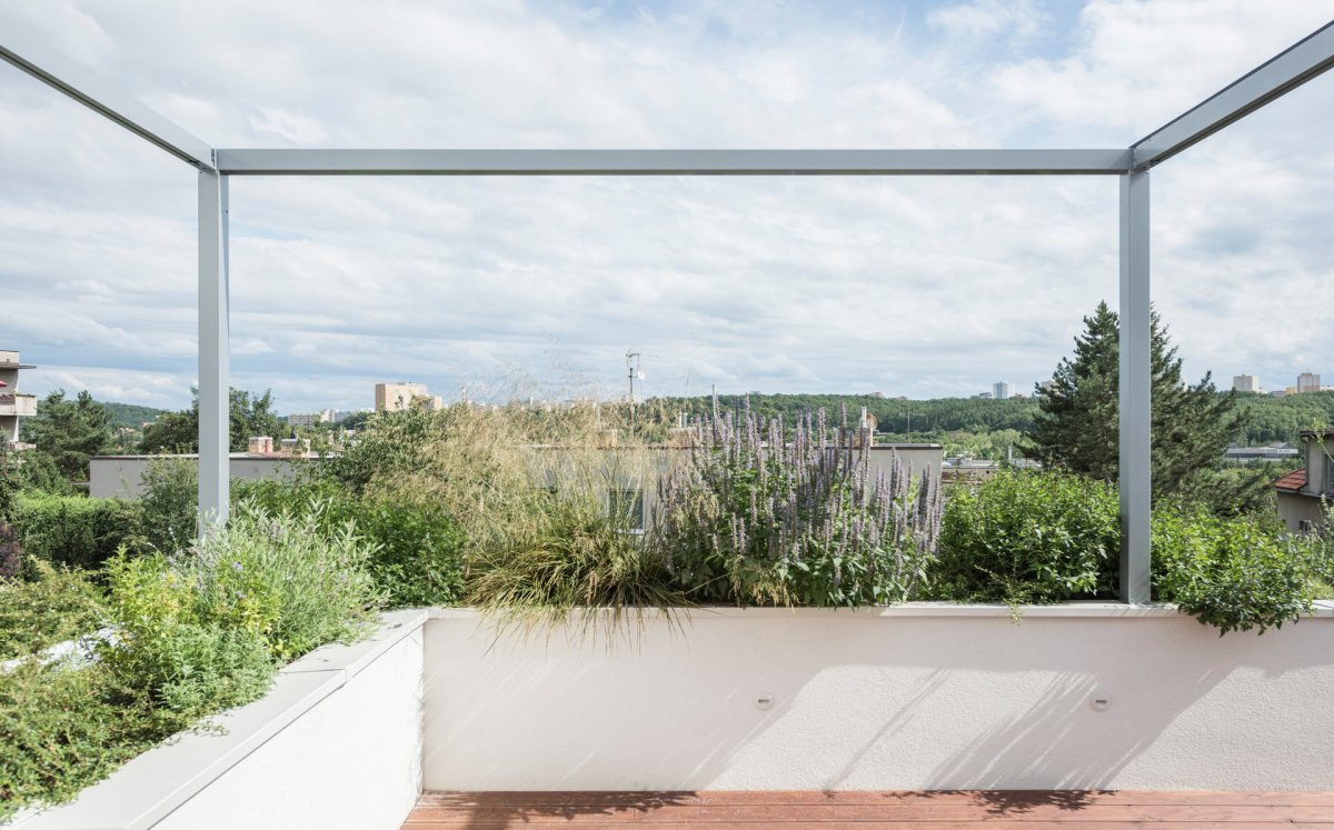 Terasy jsou obklopené truhlíky. (Terasový dvojdům v Krči, martin cenek architecture)