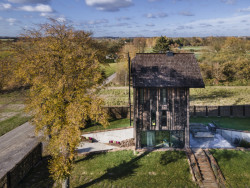 o4 architekci zrekonstruovali starý větrný mlýn v polském Lubartówě