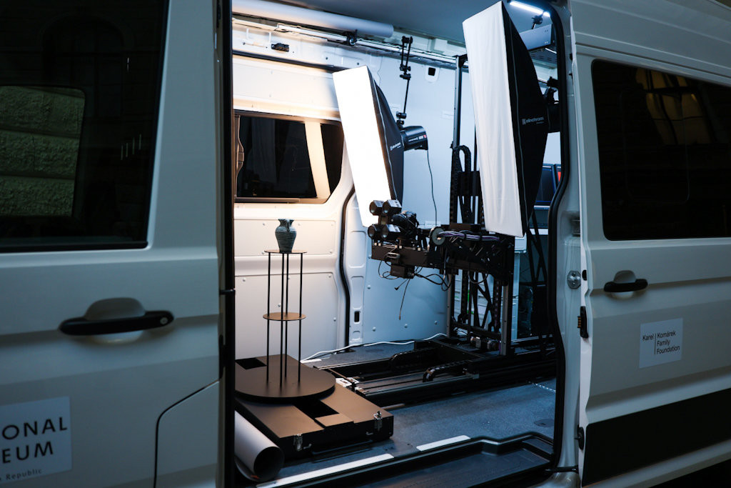 Mobilní digitalizační stanice Archa III vyslaná na Ukrajinu umožňuje přímo v terénu vytvářet detailní 3D záznamy ohrožených památek a sbírkových předmětů. (Archa III; Národní muzeum)
