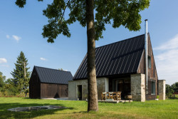 Dům pro rodiče v Nové Červené Vodě v Jeseníkách od studia TŘI.ČTRNÁCT architekti, realizace 2019