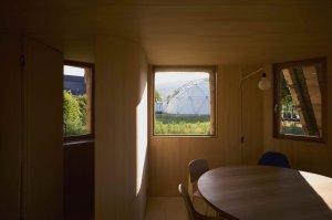 Nový zahradní domek Garden House od Tsuyoshi Tane ve Vitra Campus je postavený z udržitelných materiálů