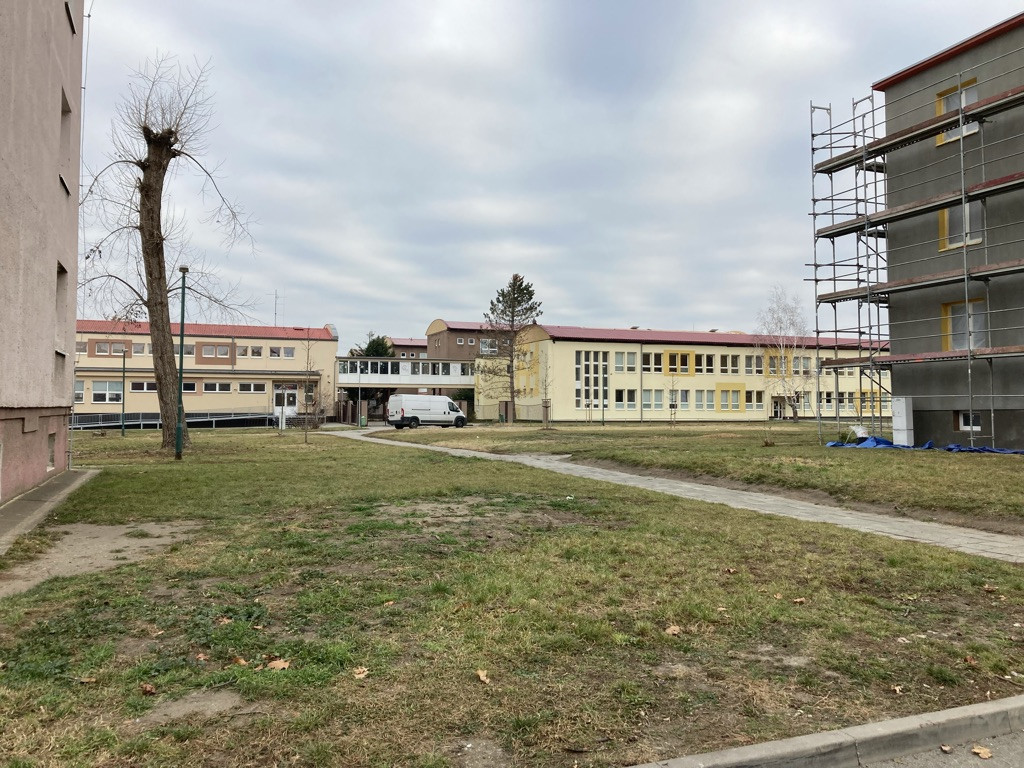 Nadace Proměny Karla Komárka vyhlašuje výzvu k obnově parku před Základní školou U Červených domků v Hodoníně