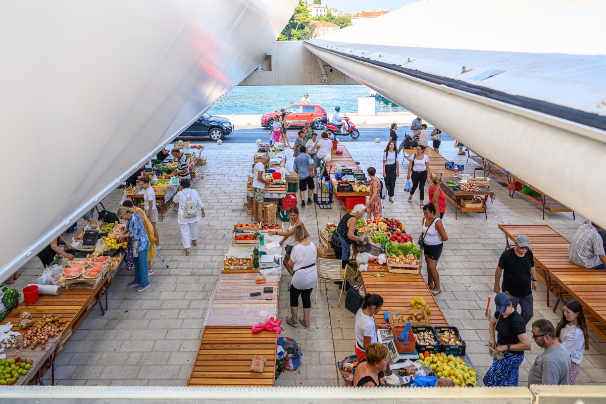 Trh za provozu (Gruž Market v Dubrovníku, studio ARP / Peračić-Veljačić)