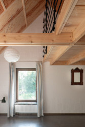 Dům na venkov, Michal Šiška: Dispozičně je obdélníkový dům uspořádán tak, že mají všechny pokoje lineárně řazeny za sebou přístup na zahradu.