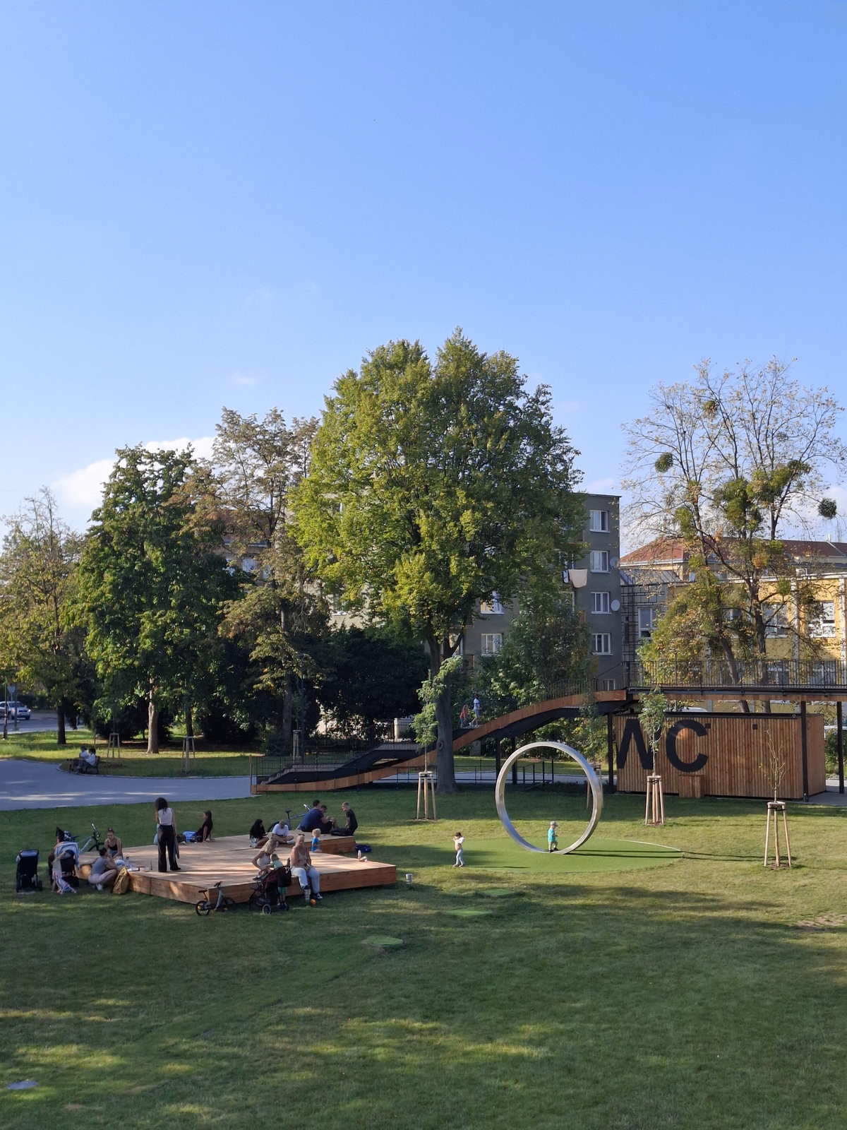 Místo k setkávání si oblíbily všechny generace.