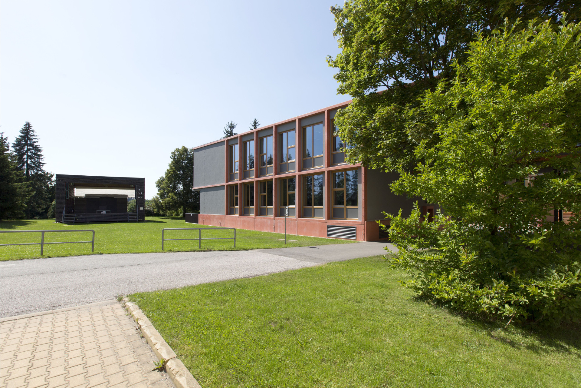 Přístavba školy ve Studenci, CHRAMA: Nová přístavba školu citlivě doplňuje o novou vrstvu současné architektury