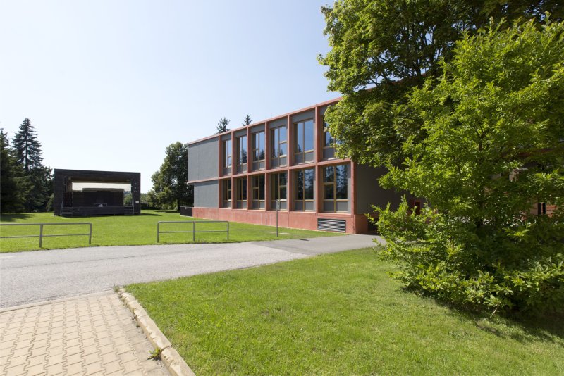 Přístavba školy ve Studenci, CHRAMA: Nová přístavba školu citlivě doplňuje o novou vrstvu současné architektury
