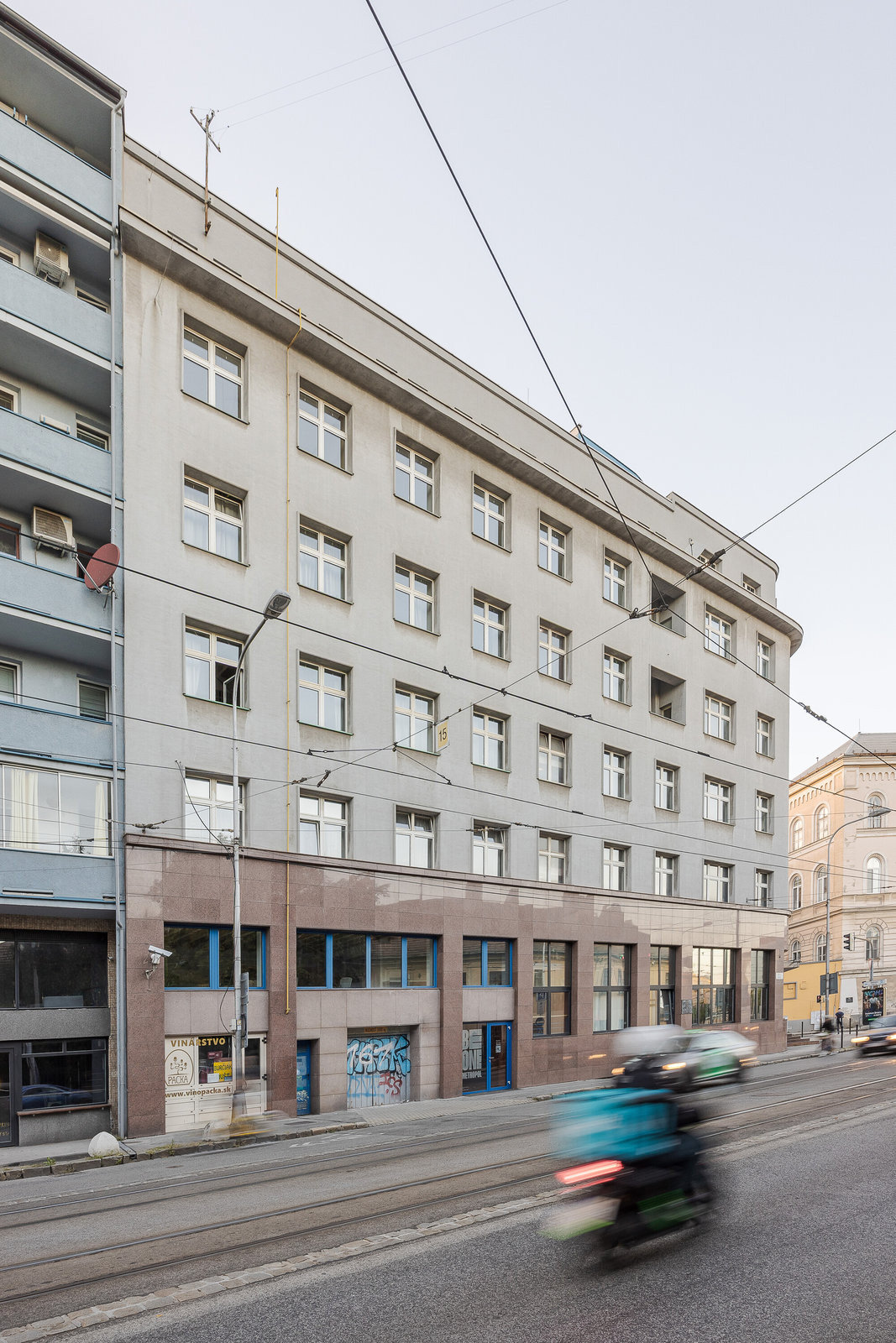 Metropol se nachází v centru Bratislavy, obepíná roh Špitálské ulice (Metropol Be One Apartments v Bratislavě od BEEF ARCHITEKTI)