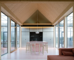 Kuchyně s jídelnou (Víkendový dům nad přehradou, NOIZ architekti)