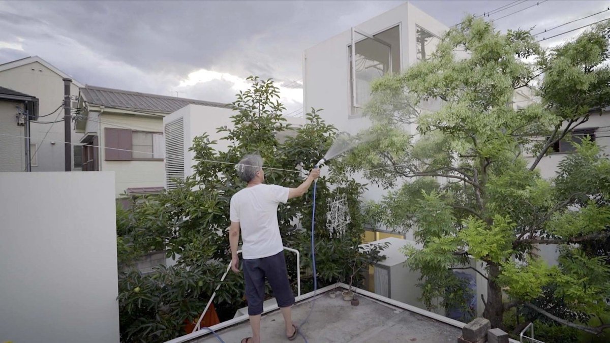 Yasuo Moriyama ve svém domě v Tokiu od architekta Ryue Nishizawy, snímek z dokumentu Moriyama-san