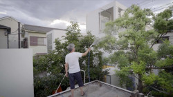 Yasuo Moriyama ve svém domě v Tokiu od architekta Ryue Nishizawy, snímek z dokumentu Moriyama-san