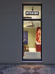 Showroom kosmetiky v Karlíně, P E T R I K + K O T R C & Nora Sopková: Prodejnu kosmetiky Byssine otevřela letos Lenka Šťastná, která se sama intenzivně zajímá o téma rituálů péče o lidské tělo i duši