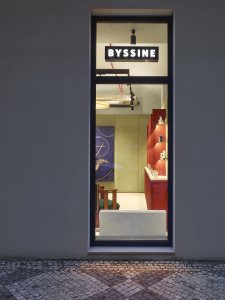 Showroom kosmetiky v Karlíně, P E T R I K + K O T R C & Nora Sopková: Prodejnu kosmetiky Byssine otevřela letos Lenka Šťastná, která se sama intenzivně zajímá o téma rituálů péče o lidské tělo i duši