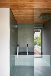 Rodinný dům v Berouně, Markéta Bromová architekti: Z terasy je přístupná část domu se saunou a relaxační místností