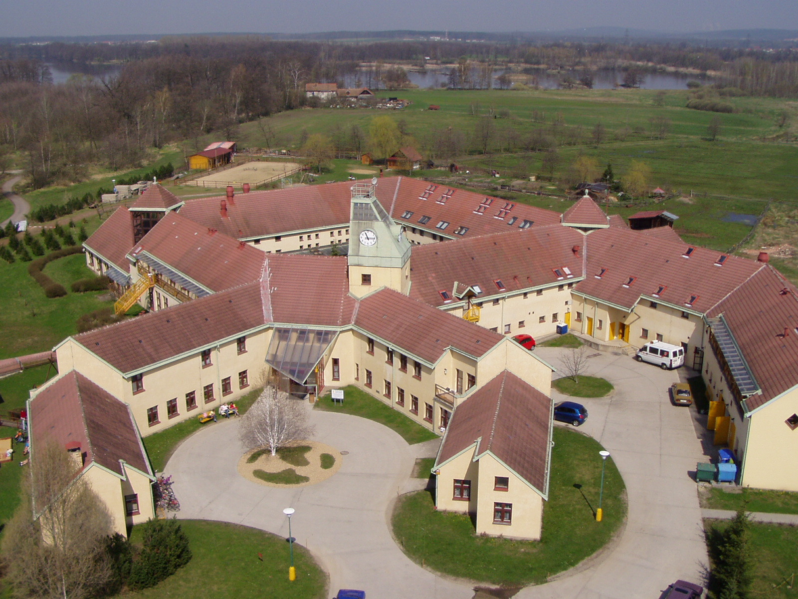 Vedle domovů důchodců realizoval Vlado Milunić i několik staveb určených pro děti. Na denním stacionáři ve Čtyřech Dvorech u Českých Budějovic (1991-1993) pracoval opět s Janem Línkem. Svým rozvětveným uspořádáním, kde jednotlivé křídla tvoří otevřené nebo uzavřené dvory, chtěli autoři navázat na stavební principy klášterů nebo zemědělských usedlostí. Uzavřený dvůr má dokonce ochoz připomínající křížovou chodbu.