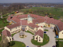 Vedle domovů důchodců realizoval Vlado Milunić i několik staveb určených pro děti. Na denním stacionáři ve Čtyřech Dvorech u Českých Budějovic (1991-1993) pracoval opět s Janem Línkem. Svým rozvětveným uspořádáním, kde jednotlivé křídla tvoří otevřené nebo uzavřené dvory, chtěli autoři navázat na stavební principy klášterů nebo zemědělských usedlostí. Uzavřený dvůr má dokonce ochoz připomínající křížovou chodbu.