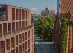 Díky citlivému přístupu architektů se podařilo komplex harmonicky začlenit do historické struktury města a současně přispět k jeho oživení současnou architekturou.