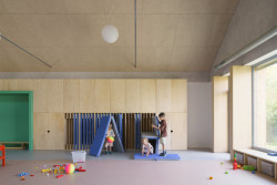 V Horních Jirčanech i okolí rychle rostou nové rodinné domy. Kapacity občanské vybavenosti je tedy potřeba rozšiřovat.  (Domov pro seniory s mateřskou školou v Horních Jirčanech, ti architekti)