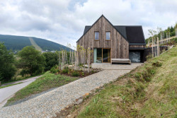 Novostavbu tu navrhlo architektonické studio OK PLAN ARCHITECTS. Konkrétně ji pro sebe navrhoval zakladatel studia, Luděk Rýzner. (OK PLAN ARCHITECTS, Rodinná bouda)