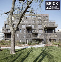 Studio AVENIER CORNEJO architectes navrhlo na břehu kanálu na předměstí Paříže obytný soubor třech domů s různým odstínem lícových cihel