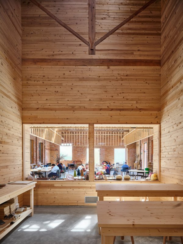 Jednotlivé místnosti jsou odděleny příčkou s průhledy. (Sociální projekt v bývalé textilní továrně; H ARQUITECTES)