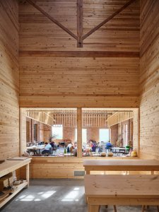 Jednotlivé místnosti jsou odděleny příčkou s průhledy. (Sociální projekt v bývalé textilní továrně; H ARQUITECTES)