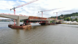 Dvorecký most je moderním pokračováním tradice vltavských mostů. Finalizace se dočká již na jaře 2026.