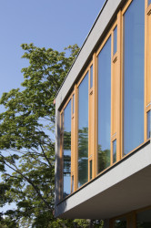 Přístavba školy ve Studenci, CHRAMA: Červený odstín probarvené betonové konstrukce odkazuje na
místní červený pískovec