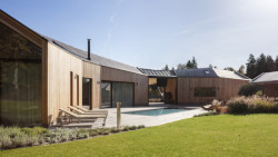 Rodinný dům na Pardubicku, Kvalitář: „Jak je patrné z archivní katastrální mapy z roku 1840, byla lokalita zastavěna individuální zástavbou tvořenou převážně lineárními hospodářskými staveními,“ vysvětluje architekt Marek Habr