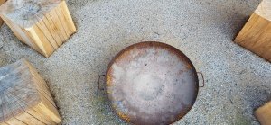 Důležitou součástí je ohniště – trochu zapuštěné, aby se rozbila monotónní placka.