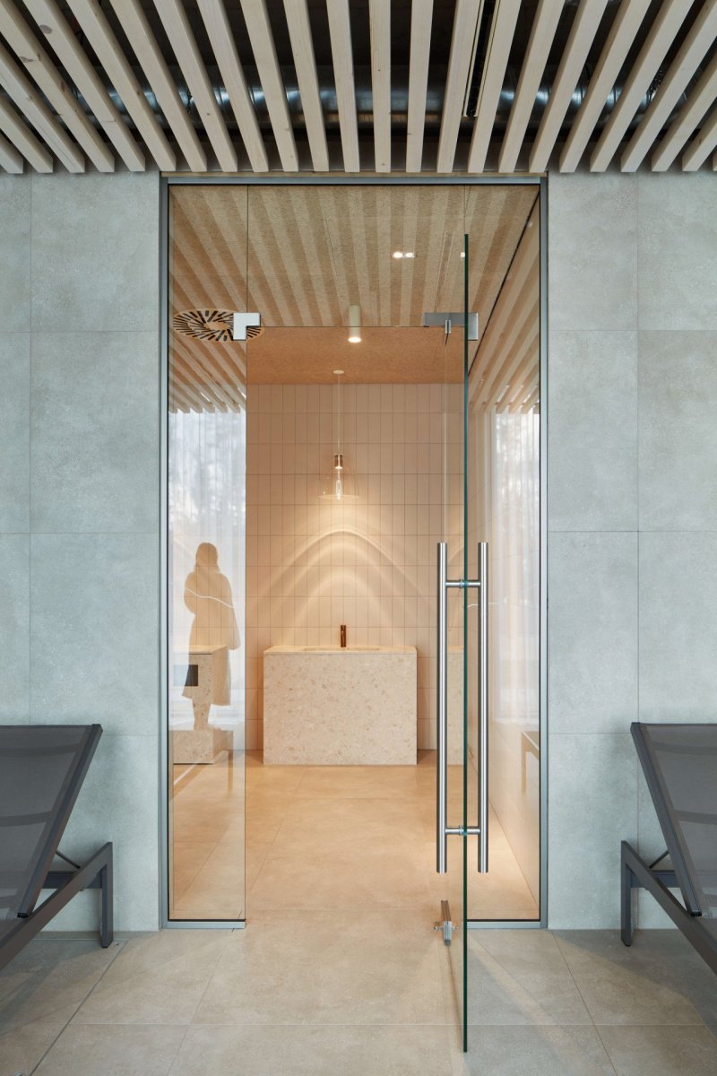 Wellness centrum lázní Aurora v Třeboni, Plus One Architects: „Dostavba třeboňských lázní pro nás byla velkou výzvou, snahou navázat na kvality původního lázeňského areálu,“ říkají architekty z Plus One Architects.