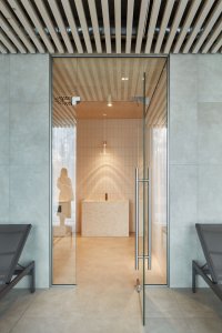 Wellness centrum lázní Aurora v Třeboni, Plus One Architects: „Dostavba třeboňských lázní pro nás byla velkou výzvou, snahou navázat na kvality původního lázeňského areálu,“ říkají architekty z Plus One Architects.