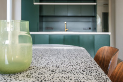 BY architects zrekonstruovali rodinný dům z 50. let v Praze s cílem zachovat charakter stavby.