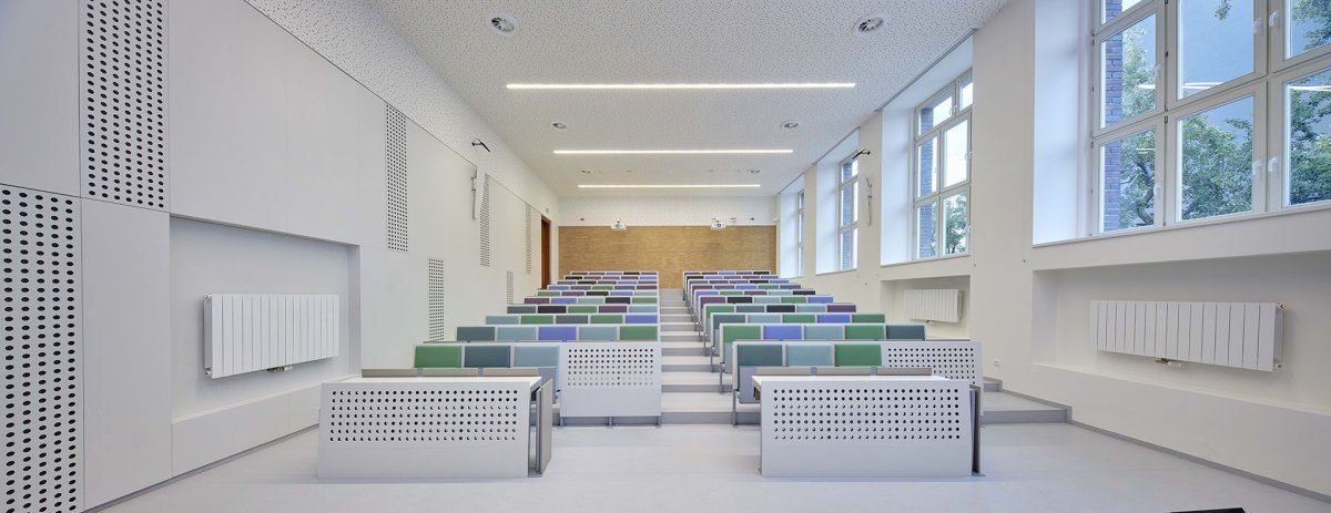 Akustické řešení Rigips v učebnách a školkách (na obrázku posluchárna Právnické fakulty Masarykovy univerzity v Brně)