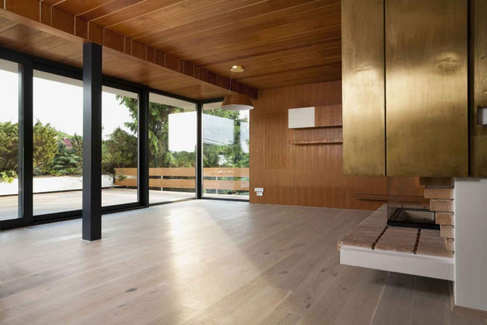 Dodavatel stavby byla  EB – stavební společnost (Rekonstrukce experimentálního domu v Rožnově pod Radhoštěm; Kamil Mrva)