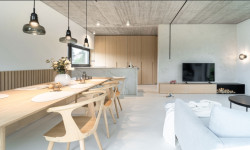 „Kromě dekoru mramoru od Technistone, který vytváří jemný kontrast k surovému betonovému stropu, jsme v interiéru pracovali s velkoformátovými plochami sahajícími od podlahy až ke stropu," popisuje Kateřina Horych. (Interiér rodinného domu v Popůvkách, Atel!er)