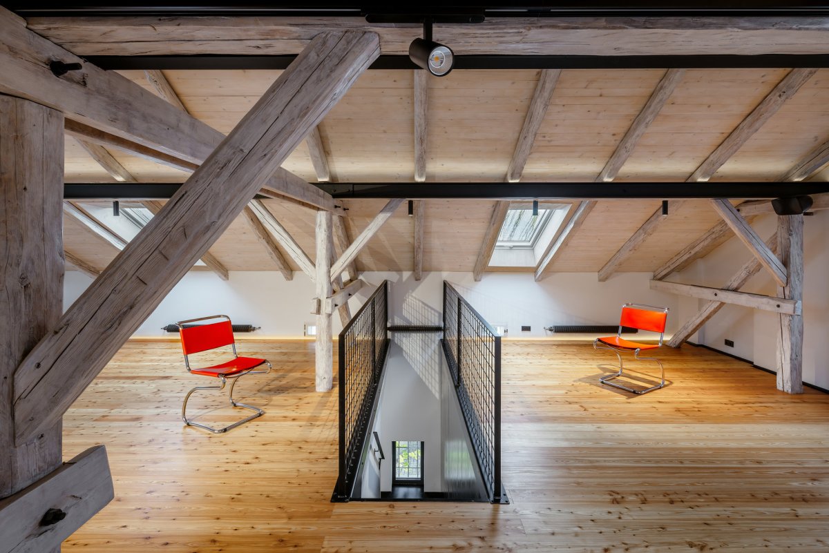 Vznikla také nová vložená galerie. (Konverze Pípalova malířství v Humpolci; MA Studio)