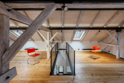 Vznikla také nová vložená galerie. (Konverze Pípalova malířství v Humpolci; MA Studio)