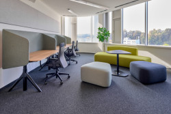 Společnost Wiesner-Hager dodala nábytek pro obě sídla rakouské firmy AGILOX.