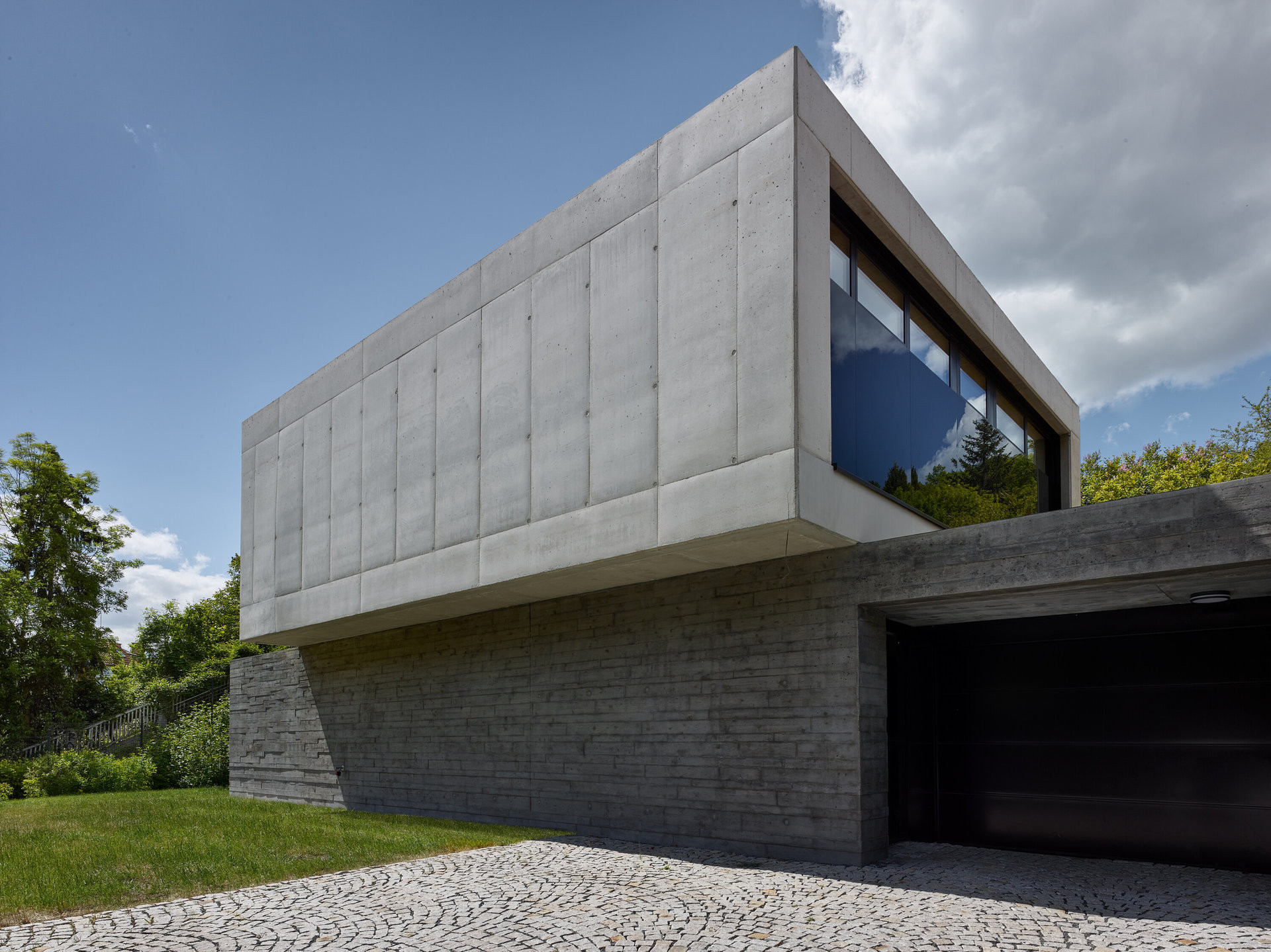 Velkoformátová okna se otevírají směrem do zahrady. (Vila Troja, Stempel & Tesar architekti)