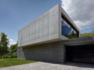 Velkoformátová okna se otevírají směrem do zahrady. (Vila Troja, Stempel & Tesar architekti)