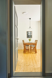 V interiérech mělo podle architektů Pavla Nového a Víta Svobody zavládnout „pohodlí a jednoduchost“. (Rekonstrukce prvorepublikového domu v údolí, 0,5 Studio)